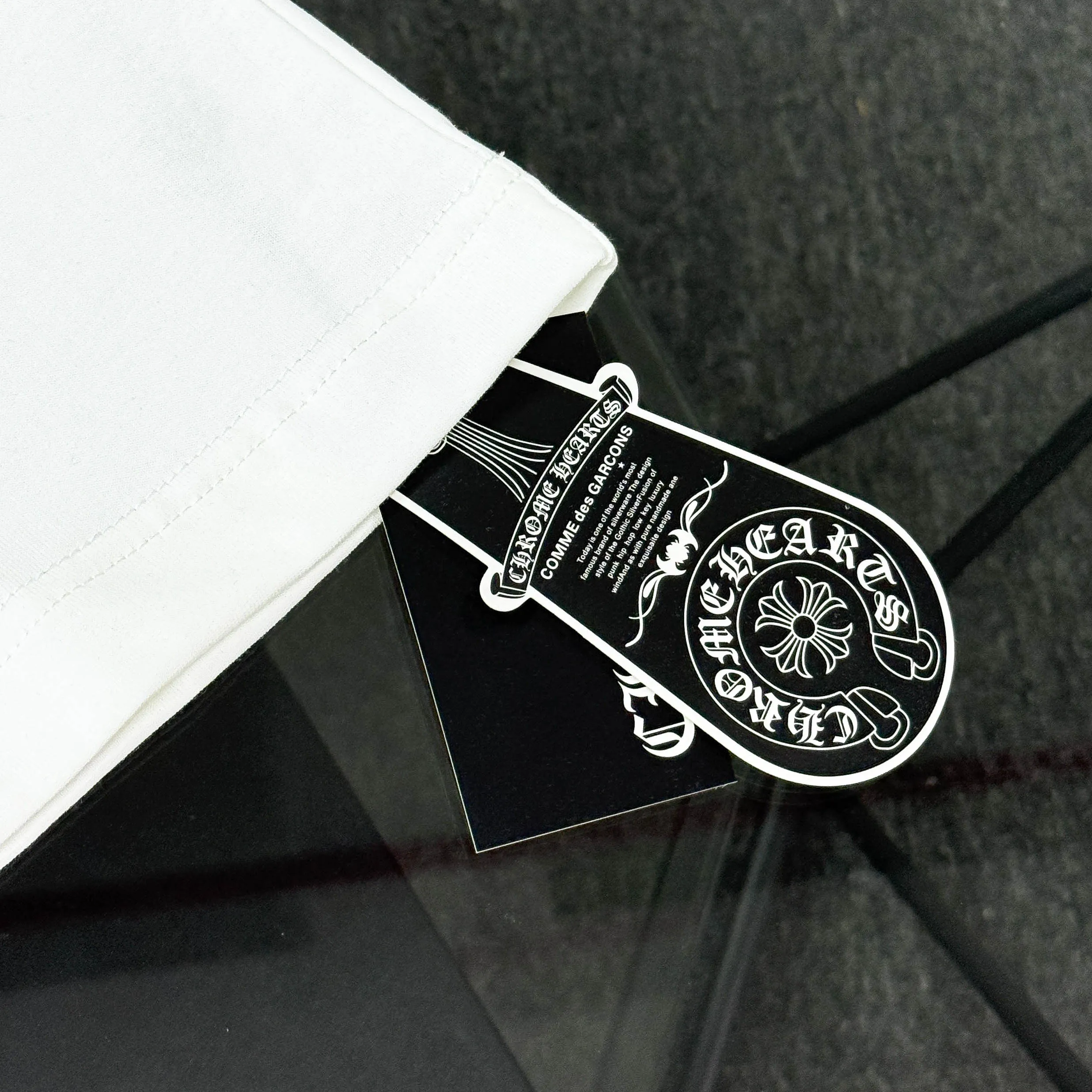 P170 Chrome Hearts Chrome Hearts 25 high-end versions. The fabric is made of 300 grams of high-density pure cotton. It does not deform or shrink. It has three labels. It is the same style for men and women. Technology: Digital printing. Color: White. Black. SIZE: S-XL.